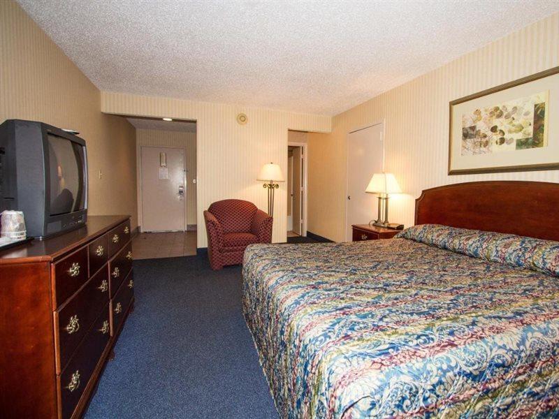 Red Roof Inn & Suites Newport News Buitenkant foto