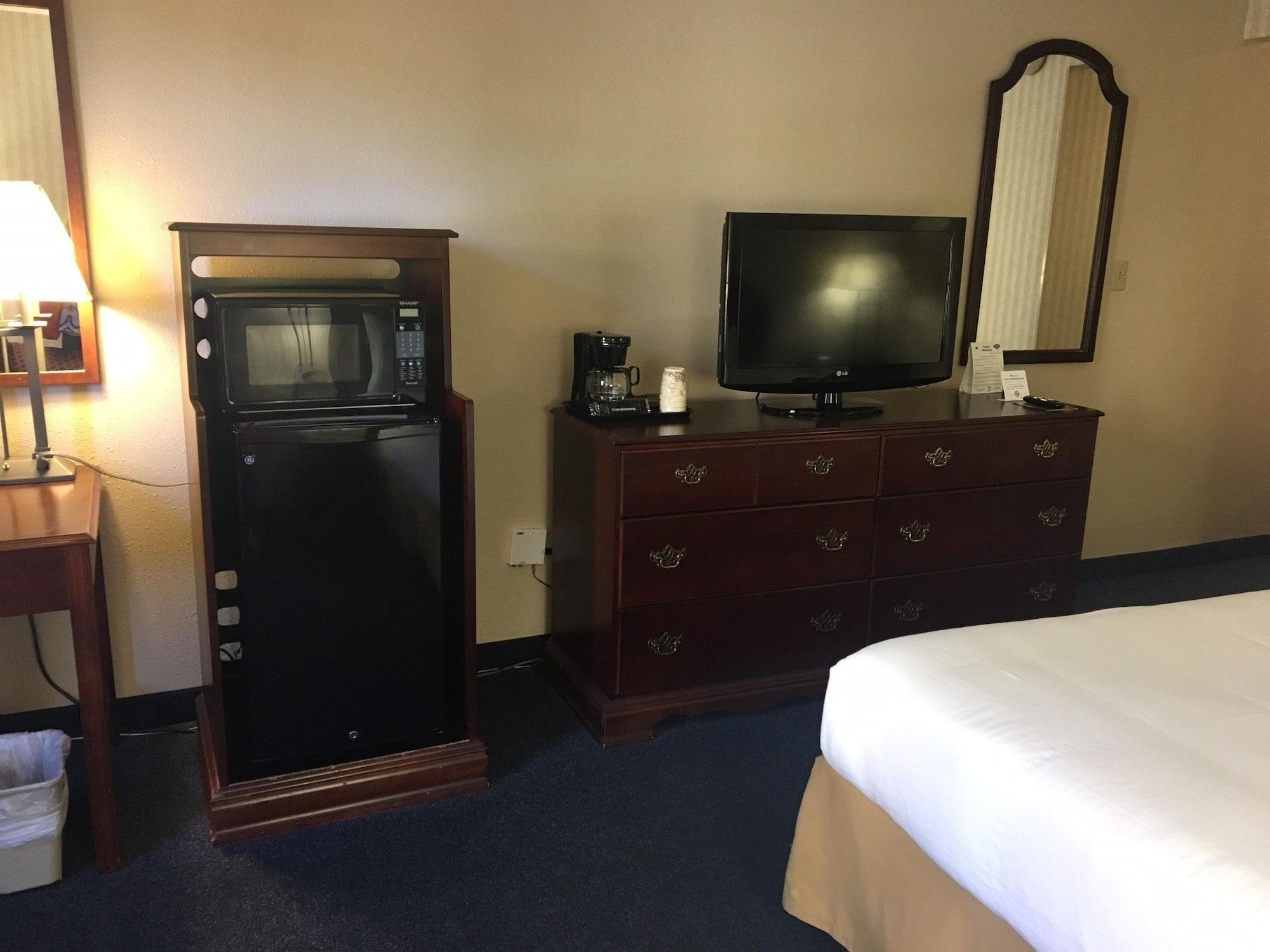 Red Roof Inn & Suites Newport News Buitenkant foto