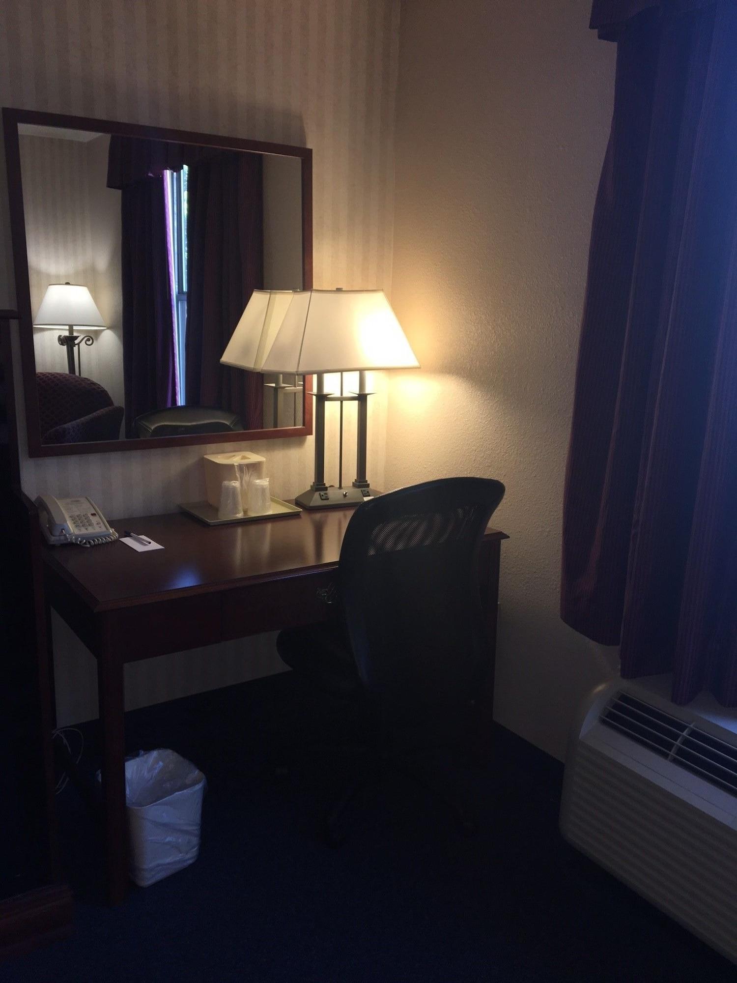 Red Roof Inn & Suites Newport News Buitenkant foto