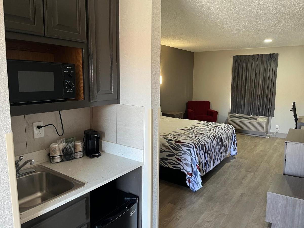 Red Roof Inn & Suites Newport News Buitenkant foto