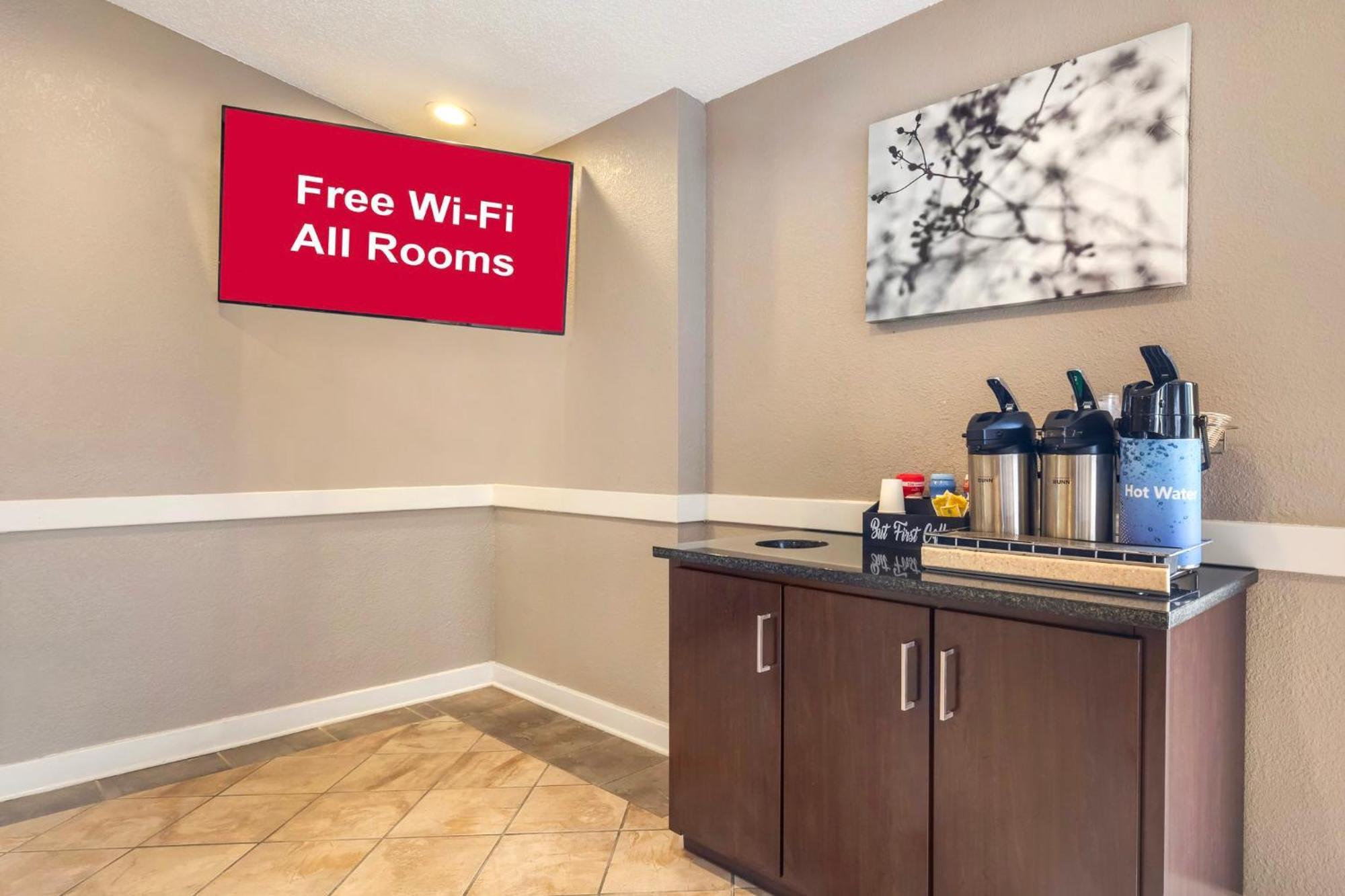 Red Roof Inn & Suites Newport News Buitenkant foto
