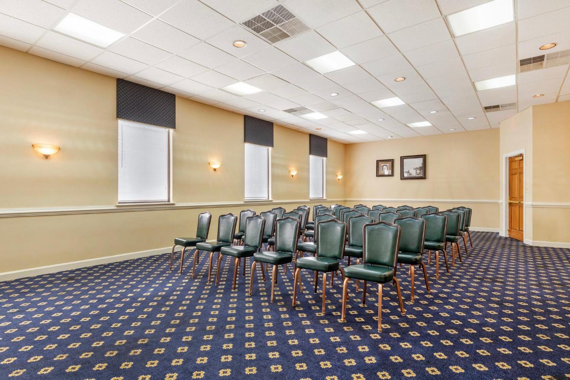 Red Roof Inn & Suites Newport News Buitenkant foto