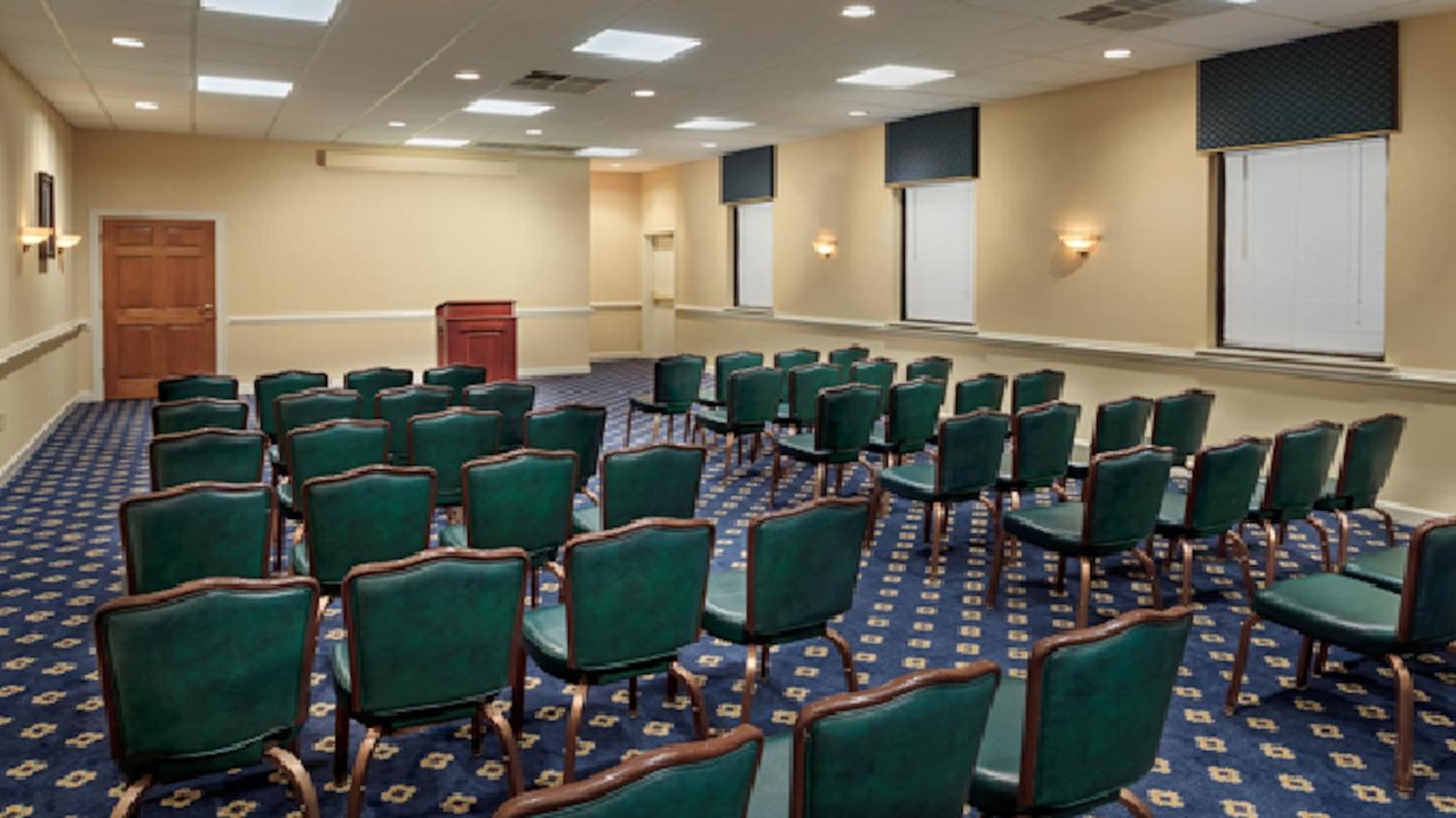Red Roof Inn & Suites Newport News Buitenkant foto