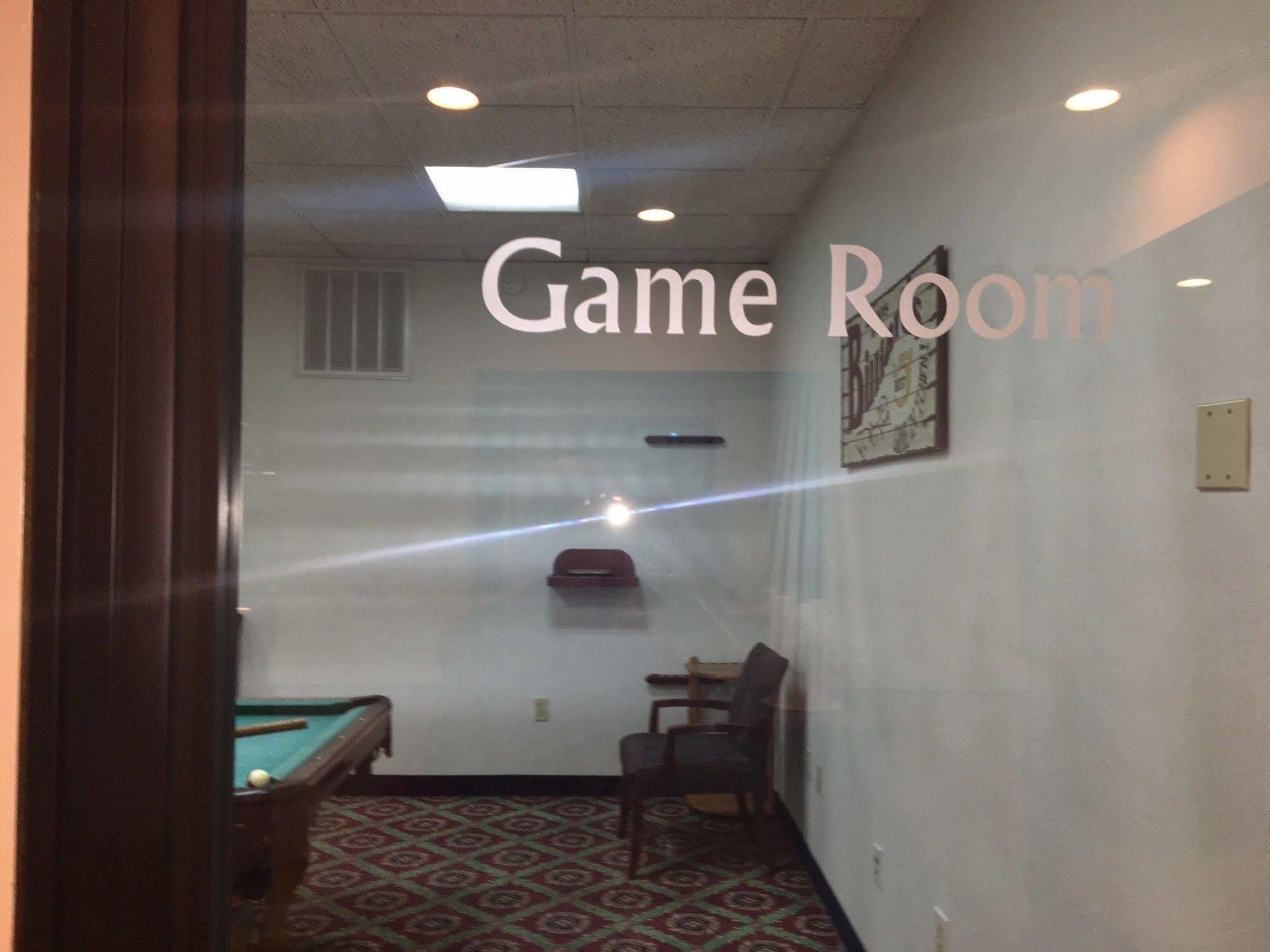 Red Roof Inn & Suites Newport News Buitenkant foto